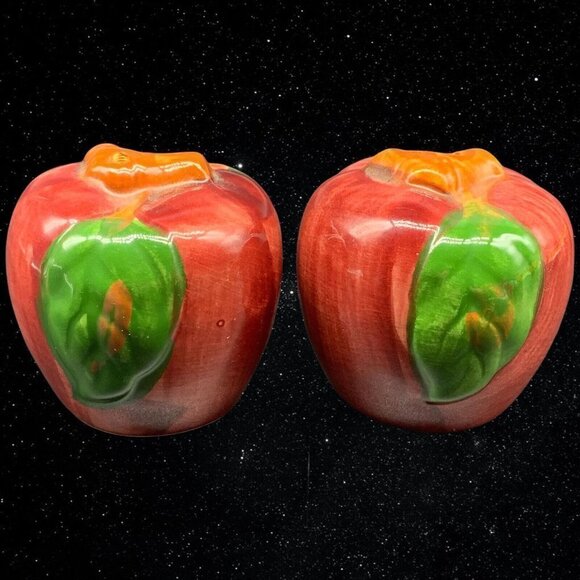 Pair Of Vintage Hand Painted Art Pottery Apple Salt & Pepper Shakers 1.75”T 2”W - Picture 2 of 6